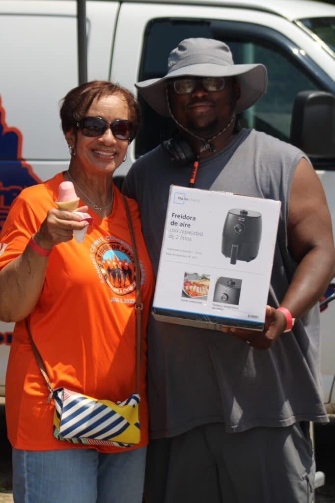 Antonio Davis with a raffle winner at the Summer Cool Down