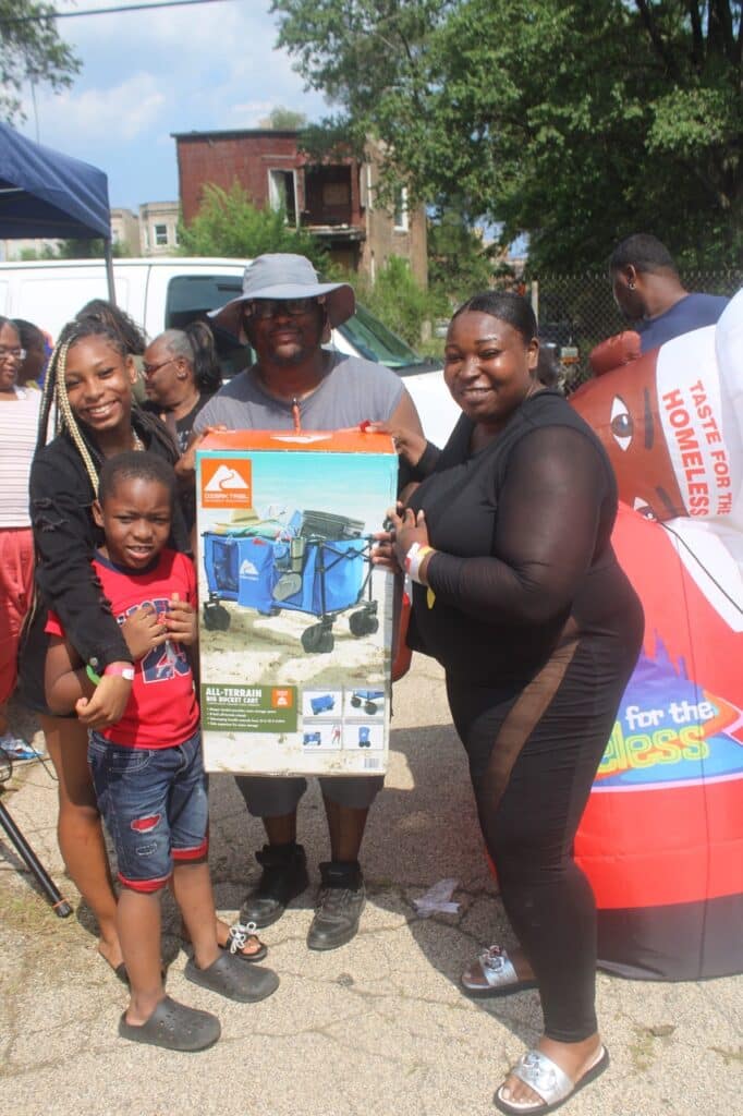 Antonio Davis with raffle winners at the Summer Cool Down